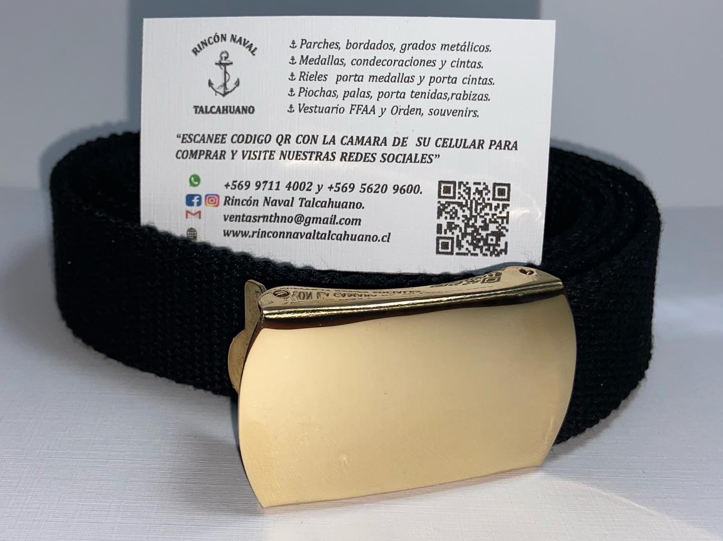 Cinturón negro con hebilla de bronce