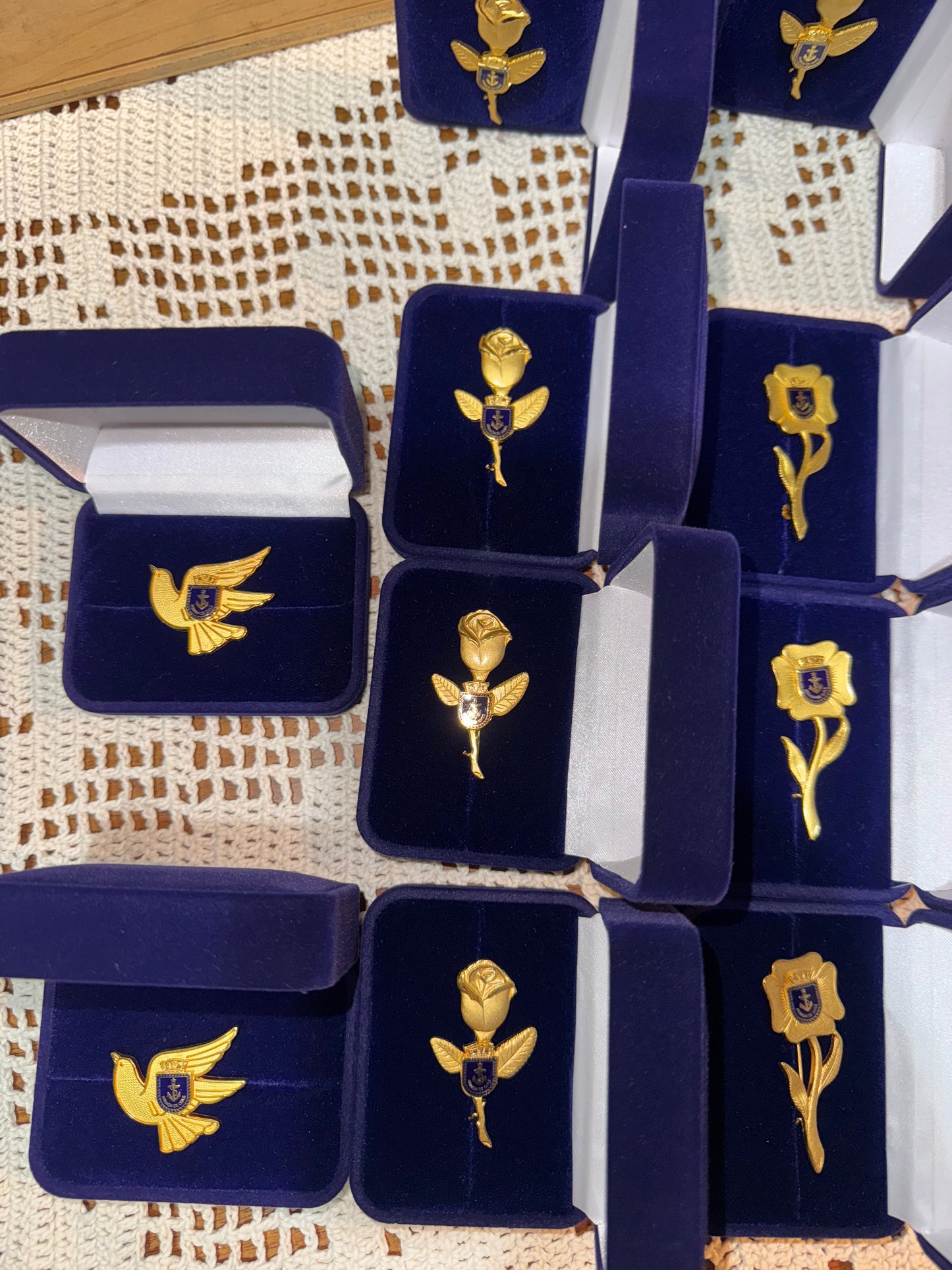 Prendedor femenino de rosa y escudo Armada de Chile