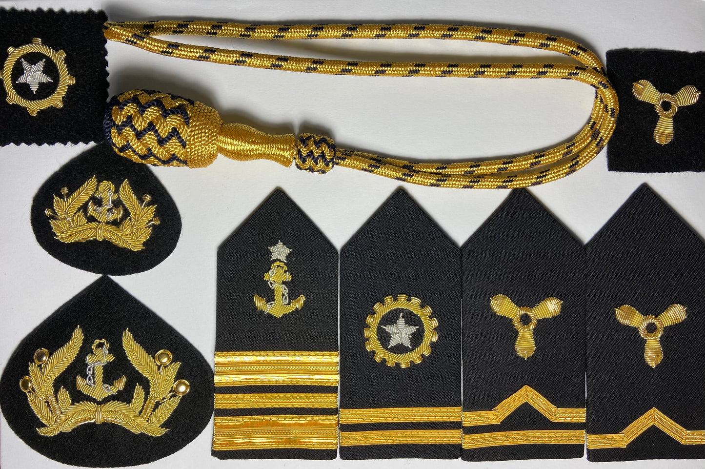 Palas flexibles y rígidas para Capitán de Corbeta y sus equivalentes en la marina mercante, bordadas con hilos de oro