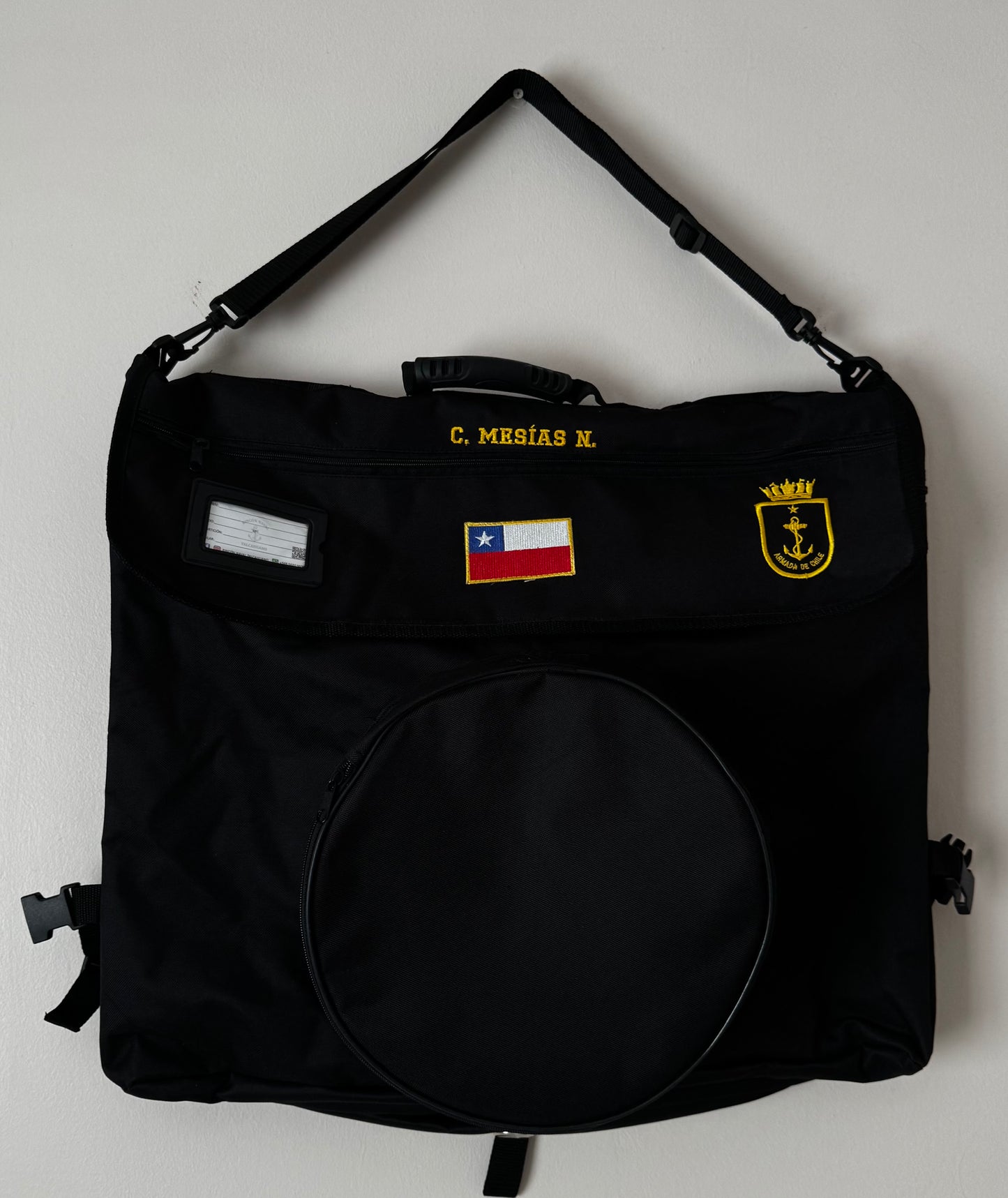 Porta tenidas con porta gorras incluidos