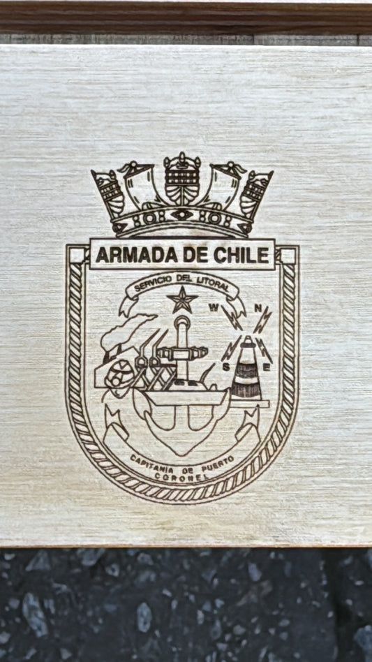Tabla de madera noble para 15 Coins con nombre y escudo