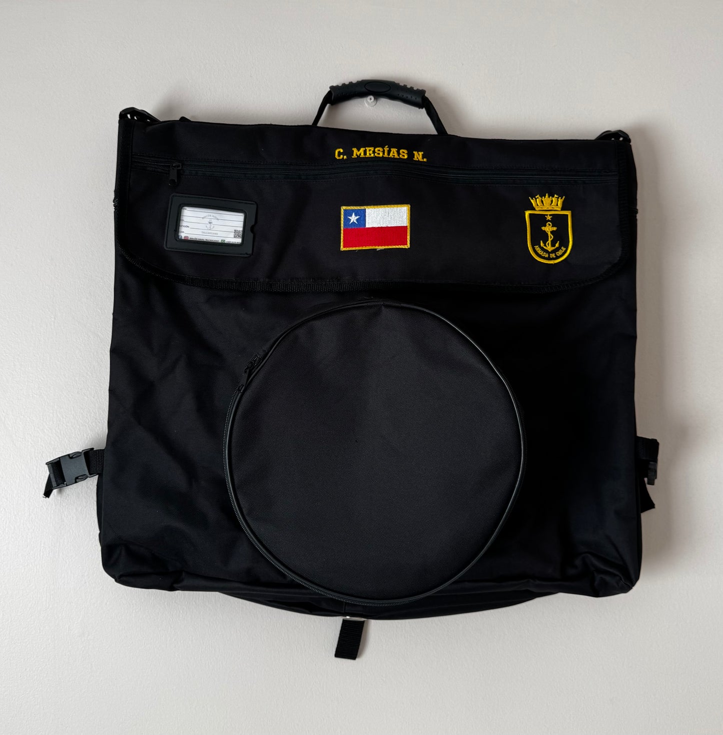 Porta tenidas con porta gorras incluidos