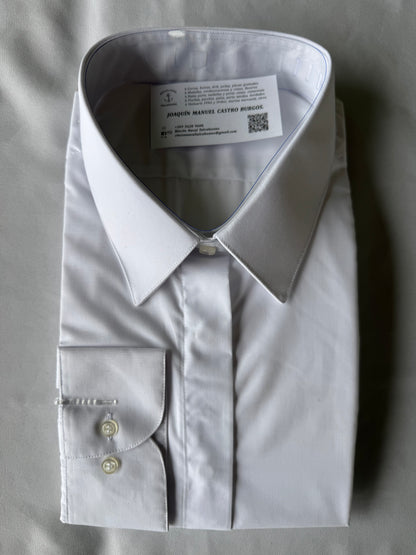 Camisa femenina  manga larga blanca con porta palas y tapa botones en todas las tallas