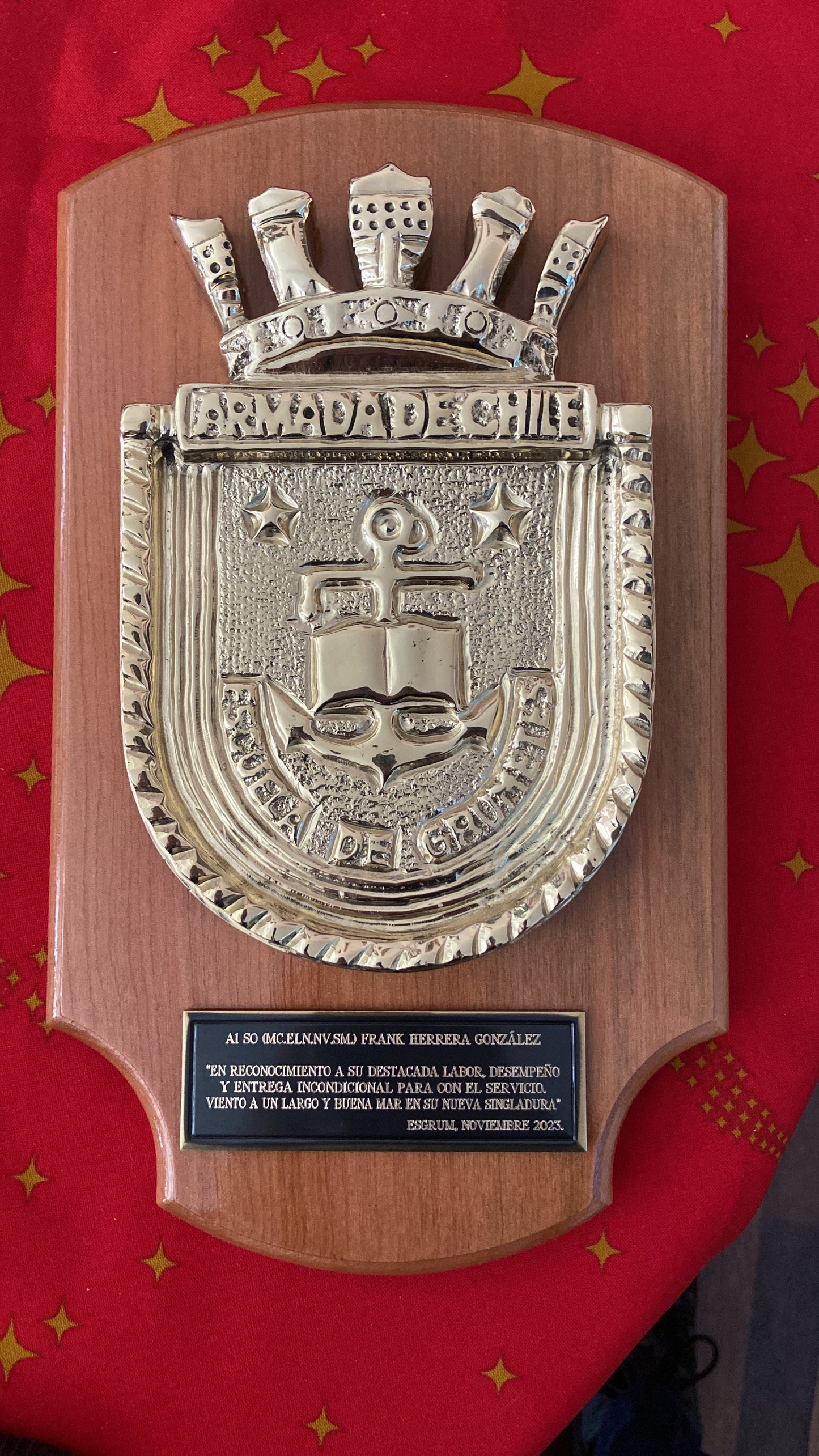 Escudo de bronce de distintas unidades y reparticiones