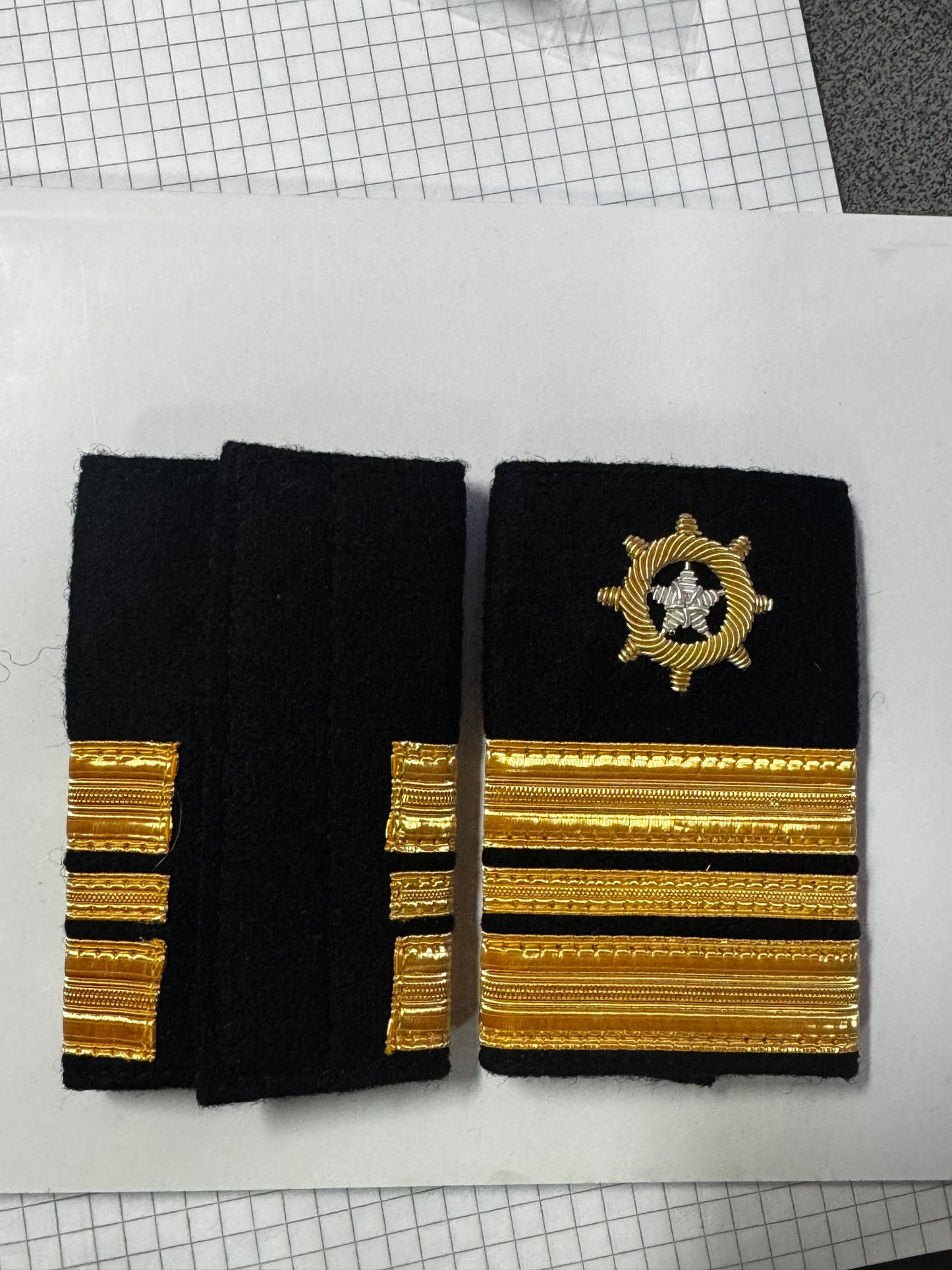Palas para camisa bordadas con hilos de oro en paño para Marina Mercante