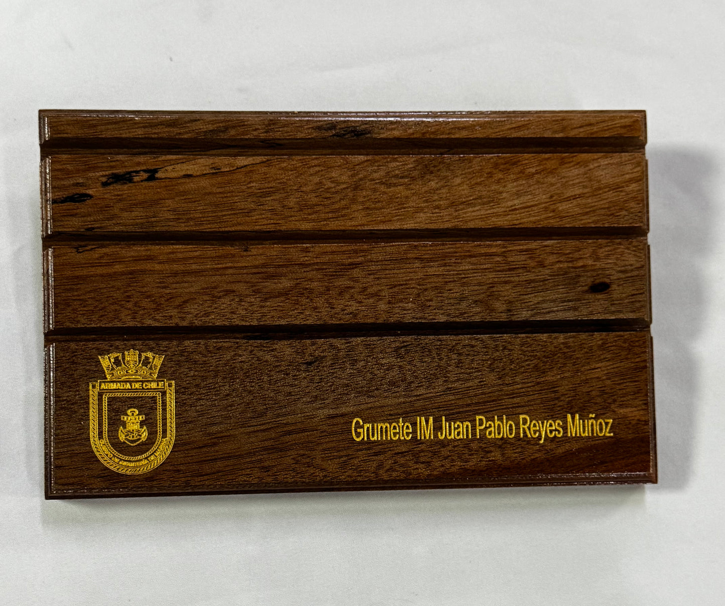 Porta coins para 20 unidades en madera nativa con escudo y nombre
