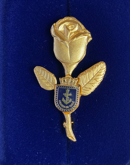 Prendedor femenino de rosa y escudo Armada de Chile