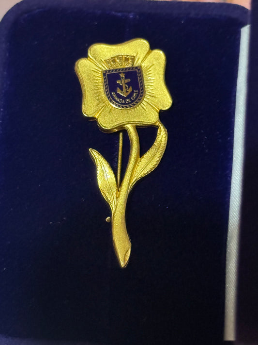 Prendedor femenino de trébol de cuatro hojas y escudo Armada de Chile